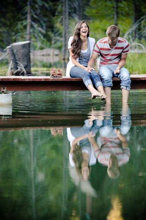 In The Moment Photography 15 Adorable Couple Poses To Inspire Your Engagement Photo Shoot
