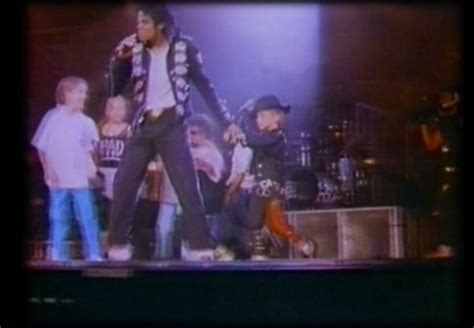 Michael Jackson Trois Associations De Fans Portent Plainte Contre Les