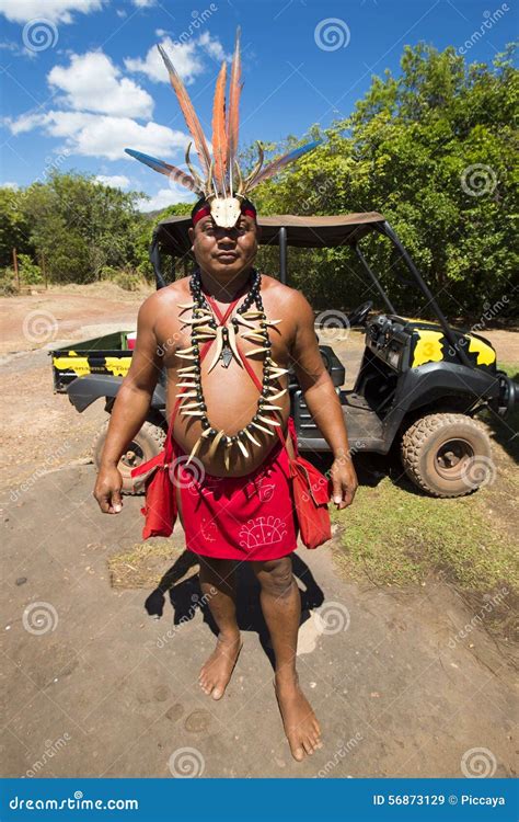 Retrato Del Hombre Indígena Que Lleva Un Sombrero Hecho De Plumas Y Del