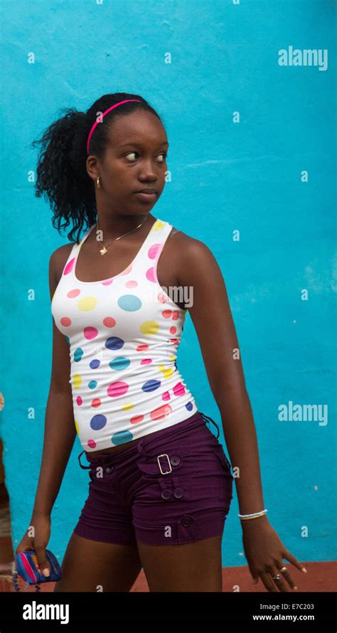 Kubanischen M Dchen Auf Stra E Trinidad Kuba Stockfotografie Alamy