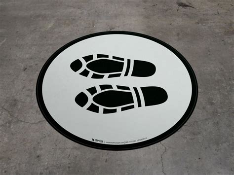 Shoe Print Left Black Circular Floor Sign