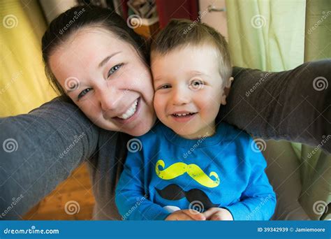 Madre E Hijo Que Toman El Selfie Imagen De Archivo Imagen De Retrato