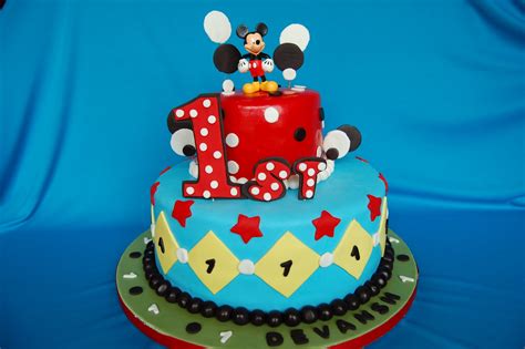 A fun way to enjoy a tasty disneyland treat at home! CUSTOMISED CAKES BY JEN: polka dot mickey mouse cake