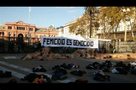 Más de mujeres se desnudaron para protestar contra los femicidios Plaza de Mayo Palacio