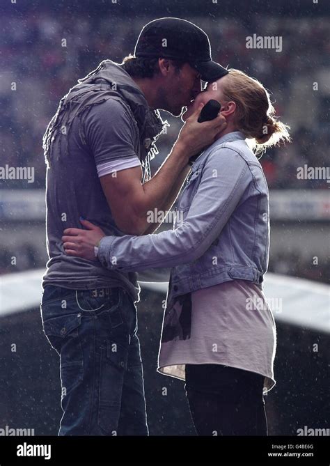 Enrique Iglesias Kisses Fan Sophie Elphick Hi Res Stock Photography And