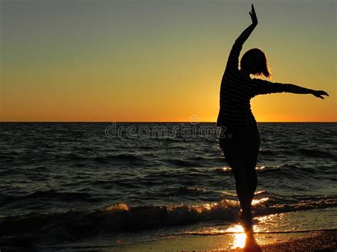 Dana Despreocupada Da Mulher No Por Do Sol Na Praia Foto De Stock