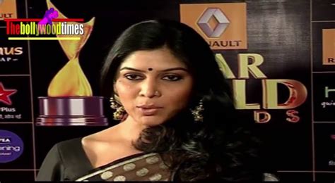 Sexy Tv Actress Sakshi Tanwar Rarest And Hottest Navel Show Through Saree Youtube