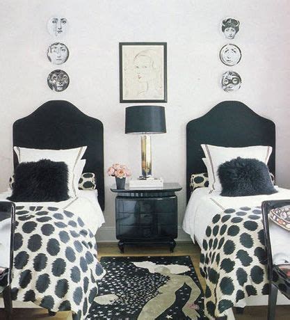 From traditional to modern, at ikea you can find twin beds in a variety of different looks to perfectly match bedroom decors of all kinds. cute stylish small room with twin beds | Guest bedroom ...