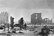 Troupes soviétiques patrouillant dans les ruines de Stalingrad, le 2 ...