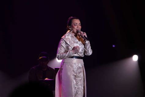 Di dalam kasih yesus kita bersaudara. Lirik dan Chord Lagu Dia dari Reza Artamevia
