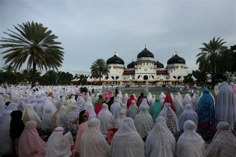 Ramadan markets are crowded with people who are seen buying clothes and other festive items. Cara Solat Sunat Hari Raya Aidilfitri