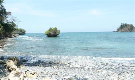 Tempat wisata pantai karang bolong ini memberikan pemandangan yang berbeda dari pantai lainnya yang ada di banten. 10 Wisata Pantai Terhits Dekat Bandung yang Wajib Anda Kunjungi - Java Travel