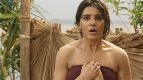 Samantha Hot Navel And Sexy Cleavage Show In GIF Image From Rangasthalam Movie