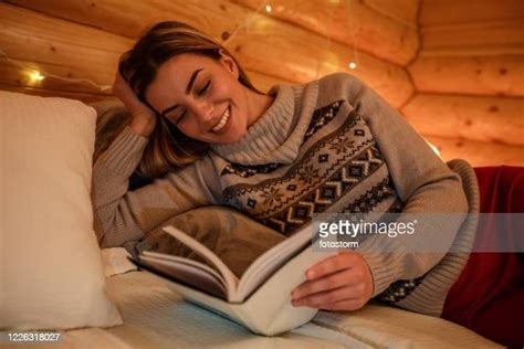 Woman Lying On Bed Reading Book Photos Et Images De Collection Getty