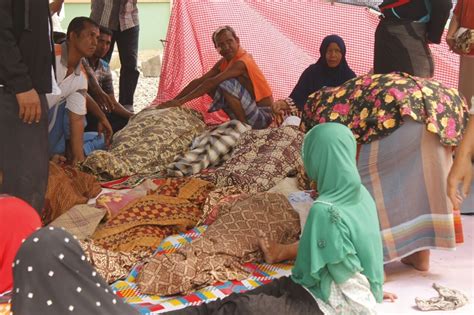 Burying The Dead Of The Aceh Earthquake