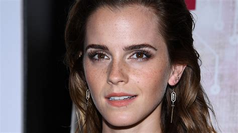 Emma Watsons Freckles Steal The Show At Her Paris Red Carpet Premiere