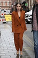 Emilia Clarke revitaliza el traje de chaqueta con un ligero toque ...