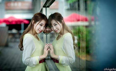 여자 미소 소녀 행복 아시아 사진 야외에서 로맨틱 모델 완벽 한 시간에 여자의 녹색과 흰색 승무원 목 긴 소매 가기 사진 촬영 Hd 배경 화면