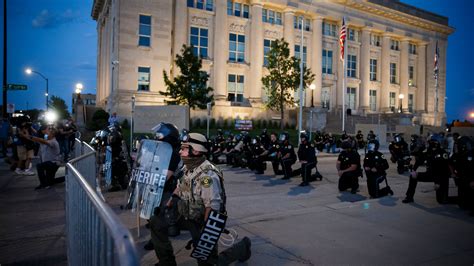 George Floyd Protests Des Moines Police Kneel To End Sunday Protest