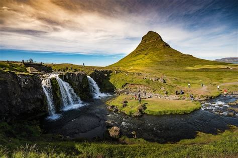 Kirkjufell Y Kirkjufellfoss En Islandia Con La Montaña Verde La