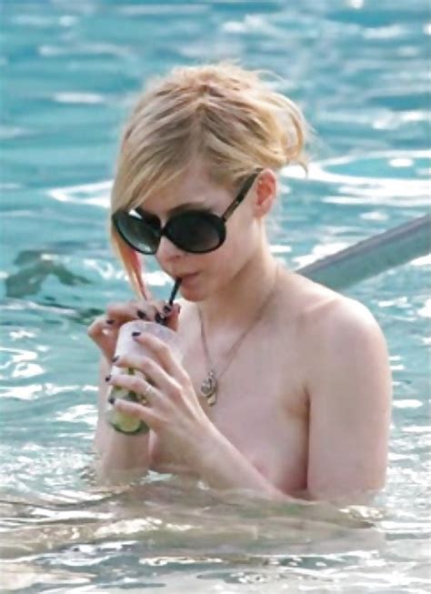 Avril Lavigne Naked Photos The Fappening