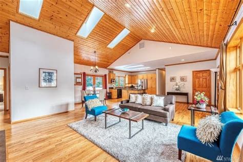 Since it's the bezoses' home base, it would be easiest for jeff to take one house, and mackenzie the other. Photos: Inside Seattle house where Jeff Bezos started Amazon