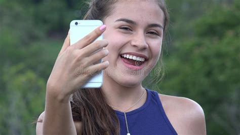 nastoletnia dziewczyna bierze selfy z telefonem komórkowym zdjęcie stock obraz złożonej z