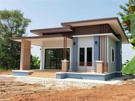 Model rumah seperti ini tidak hanya berkembang di perumahan kota besar, tetapi juga menjalar sampai ke penjuru daerah hampir seluruh pelosok tanah air. Desain Rumah Atap Miring 1 Lantai - Desain.id