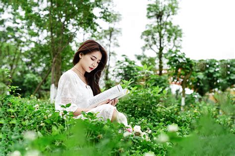 坐在草坪看书学习的女生高清图片下载 正版图片501315150 摄图网