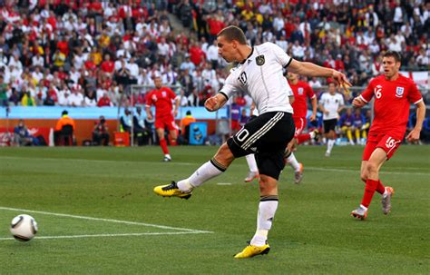 O ritmo do jogo continuou acelerado no início do tempo segundo. Alemanha x Inglaterra: o adeus de Podolski - Alemanha ...