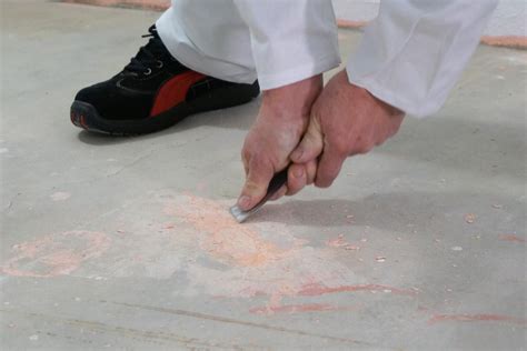 Fliesen legen eine wand halbhoch verfliesen anleitung diybook at. Bodenausgleichsmasse verarbeiten @ diybook | Boden ...