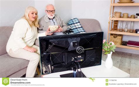 Ältere Paare Die Fernsehen Stockfoto Bild Von Männer Sofa 117383784