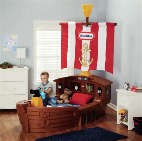 Zum beispiel eine untere etage, die als couch genutzt werden kann, ein eingebauter schreibtisch, der bei den schulaufgaben hilft oder ein praktisches regal zum ordnung schaffen. Kinderzimmer für Jungs - farbige Einrichtungsideen