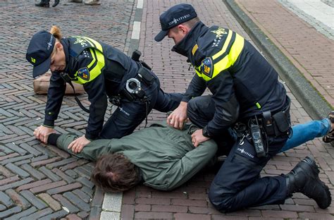 Questions about corona and policing. stockfoto-politie-aanhouding - 078.NU