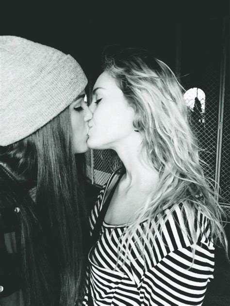 Lesbian Kisses Lesbian Girls Lesbians Kissing Lipstick Lesbian