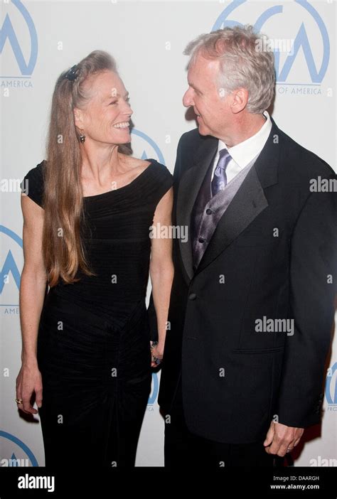 El Realizador Estadounidense James Cameron Y Su Esposa La Actriz Suzy