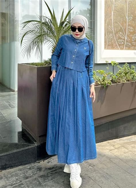 10 Ide Gaya Hijab Pakai Setelan Jeans Matching Dan Hits