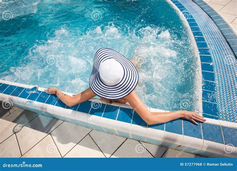 Photo Five Naked Women By The Pool Telegraph