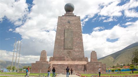 Denkmal Mitad Del Mundo In Quito Expediade