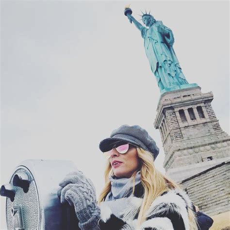 🗽 Liberty Girls Instagram Girl Landmarks