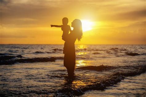 Madre E Hijo Jugando En La Playa A La Ho Premium Photo Freepik