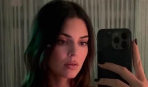 Kendall Jenner Flashes Her Cleavage As She Poses Topless English Amerika Dan