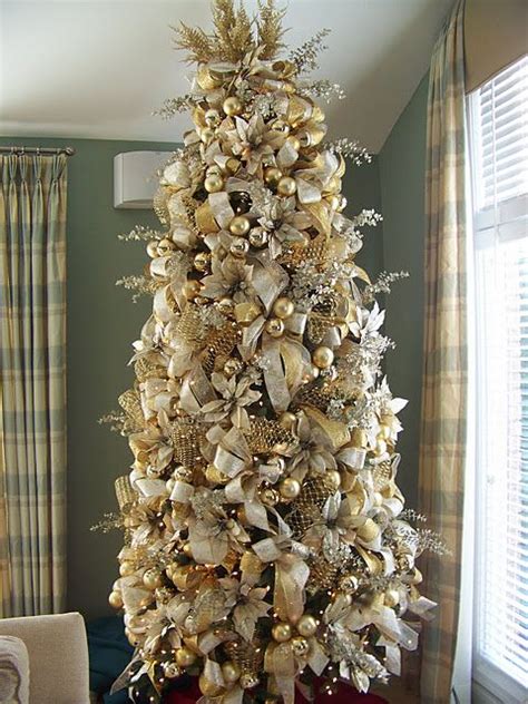 Gold and silver christmas decorations. 44 Refined Gold And White Christmas Décor Ideas - DigsDigs