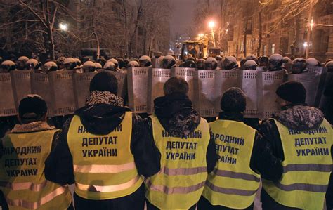 Ukraine President Backs Call For Talks With Opposition Riot Police
