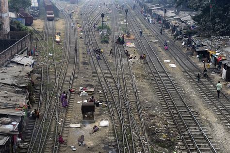 鉄道作業員、母娘を救って列車にひかれる バングラデシュ 写真1枚 国際ニュース：afpbb News