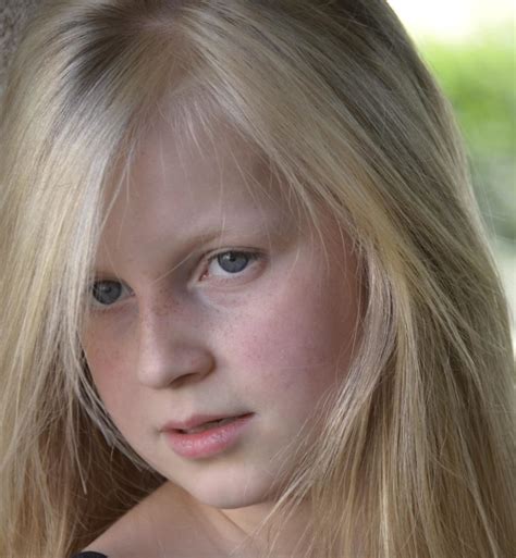 Teen Tugs Petite Adolescente Blonde Alyssa Hart Branle La Grosse Bite