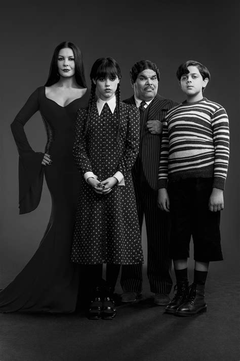 Mercoledì prima occhiata alla nuova famiglia Addams della serie Netflix
