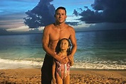 Channing Tatum mostra o rosto da filha pela primeira vez em foto na praia