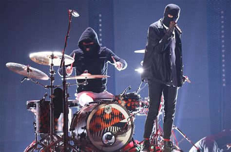 Twenty One Pilots Fly To No 1 On Billboard Artist 100 For First Time