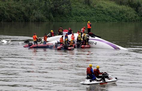 19 Dead As Transasia Plane Crashes Into River In Taipei Taiwan Metro Us